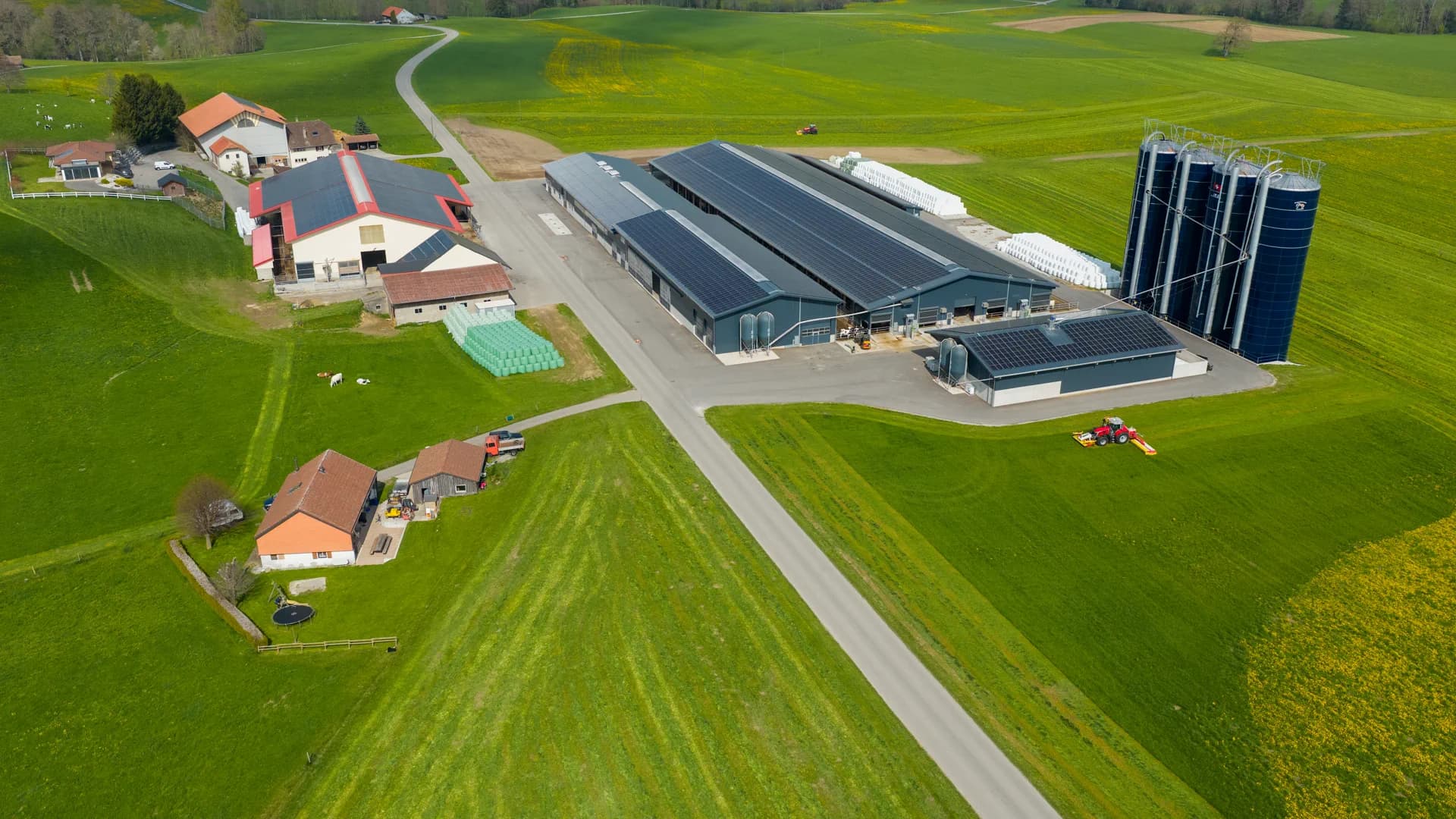 Vue drone latérale de la ferme et de ses silos