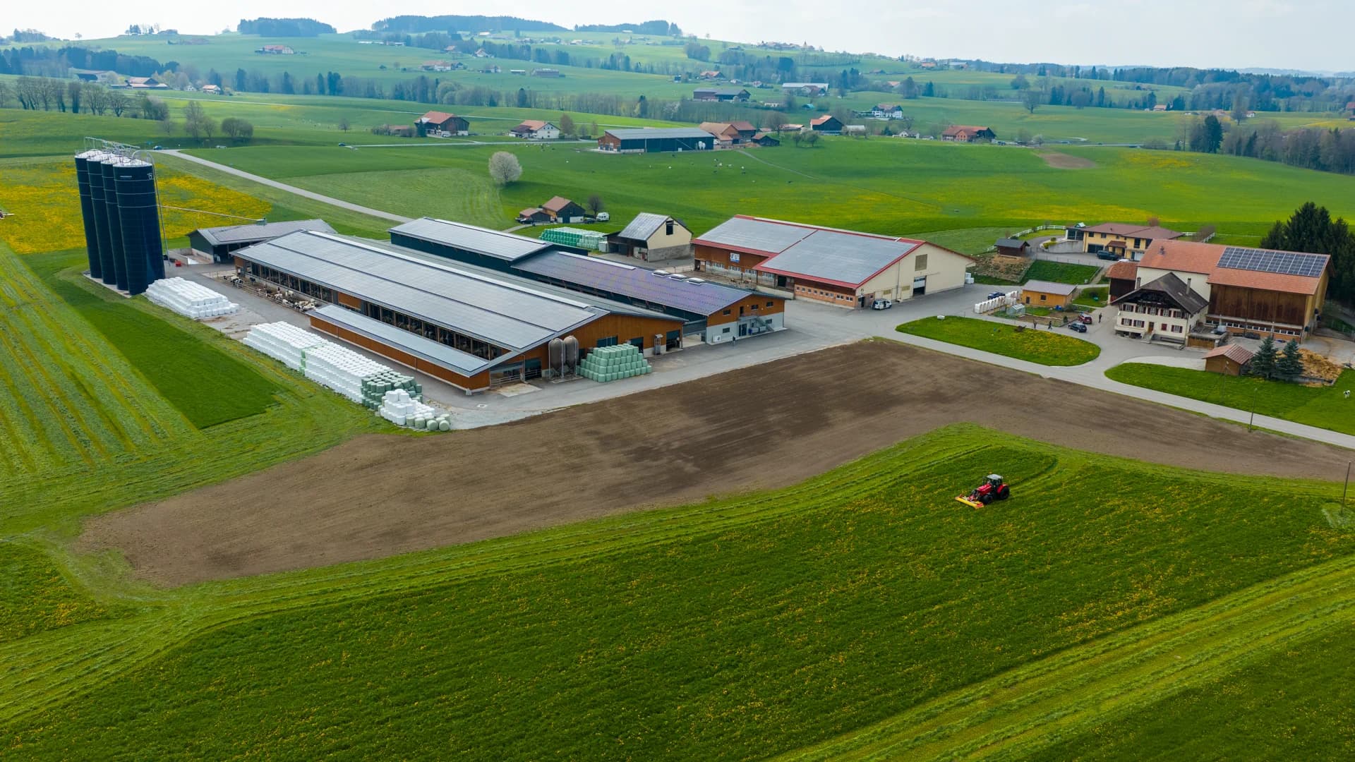 La ferme et son champ labouré, vue drone large