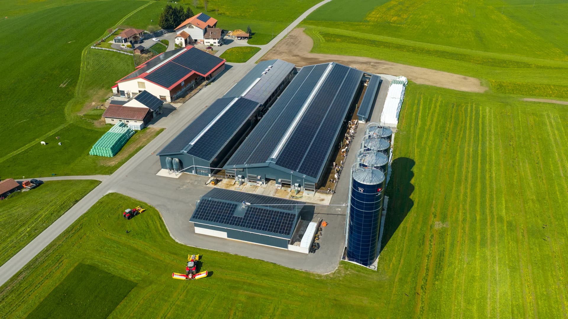 Panneaux solaires sur les toits de la stabulation, vue drone