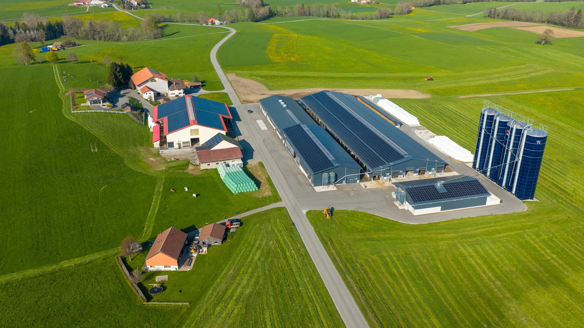 Vue aérienne de la Ferme La Lorraine dans le paysage fribourgeois