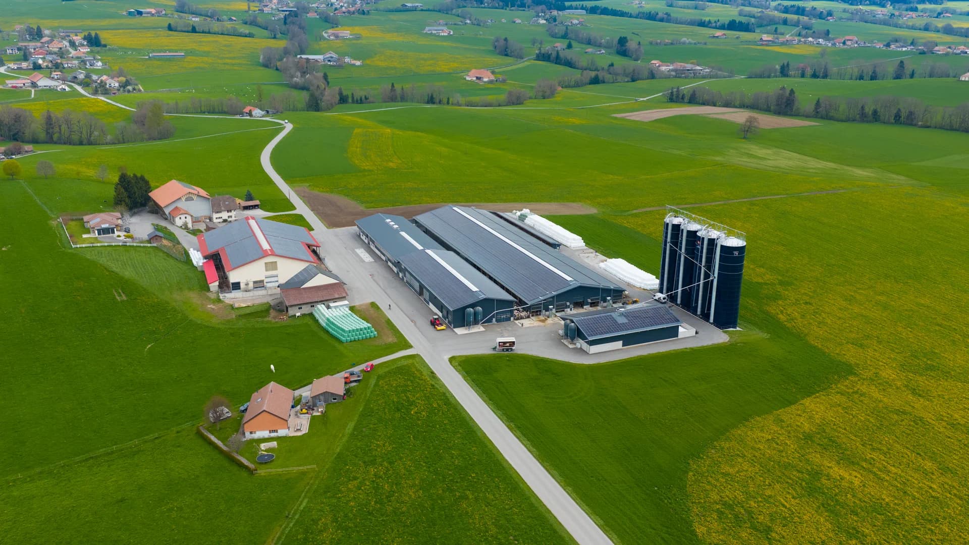 La ferme dans le paysage fribourgeois, vue drone éloignée