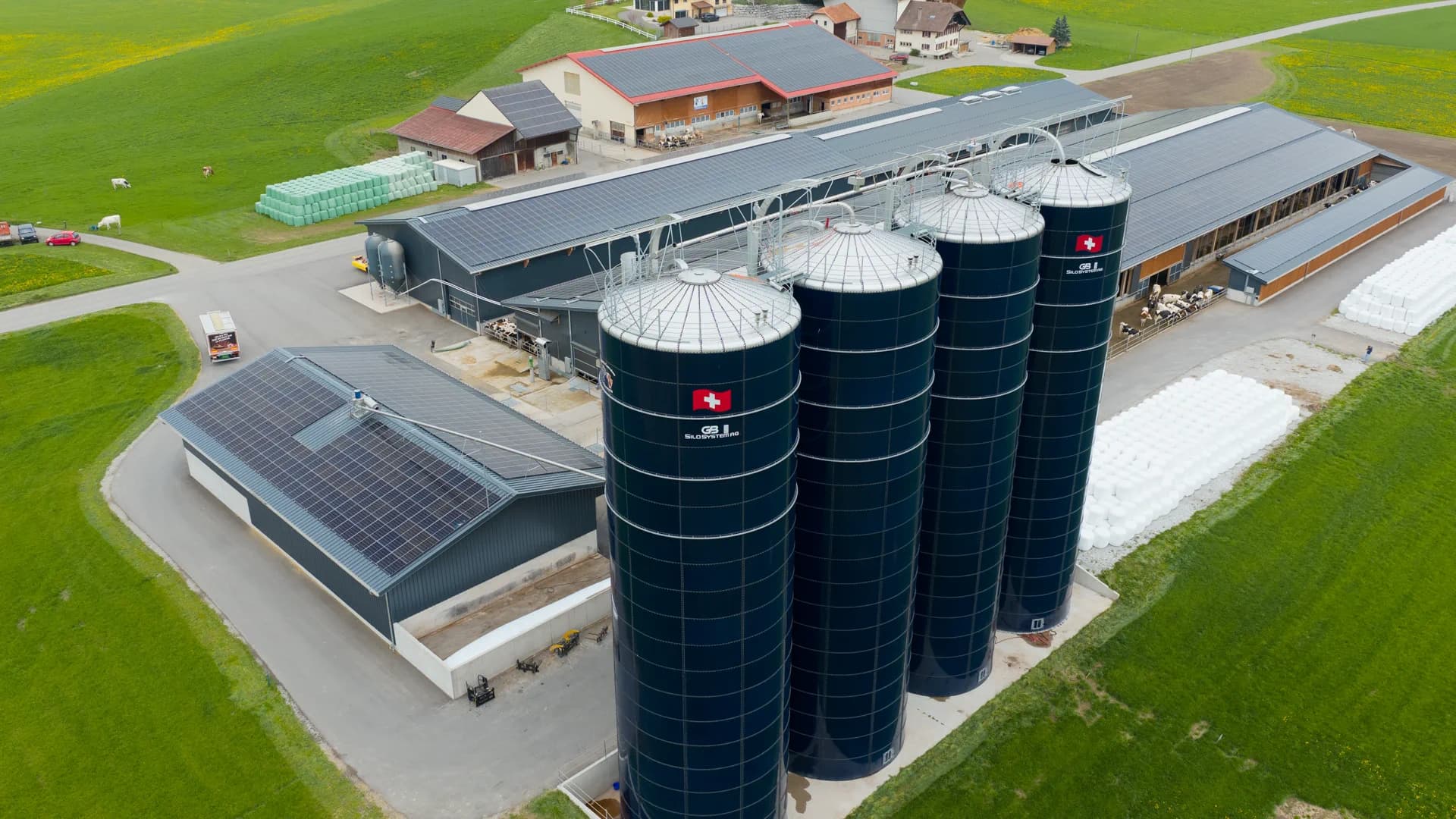 Silos GS SILOSYSTEM vus du drone, avec la stabulation