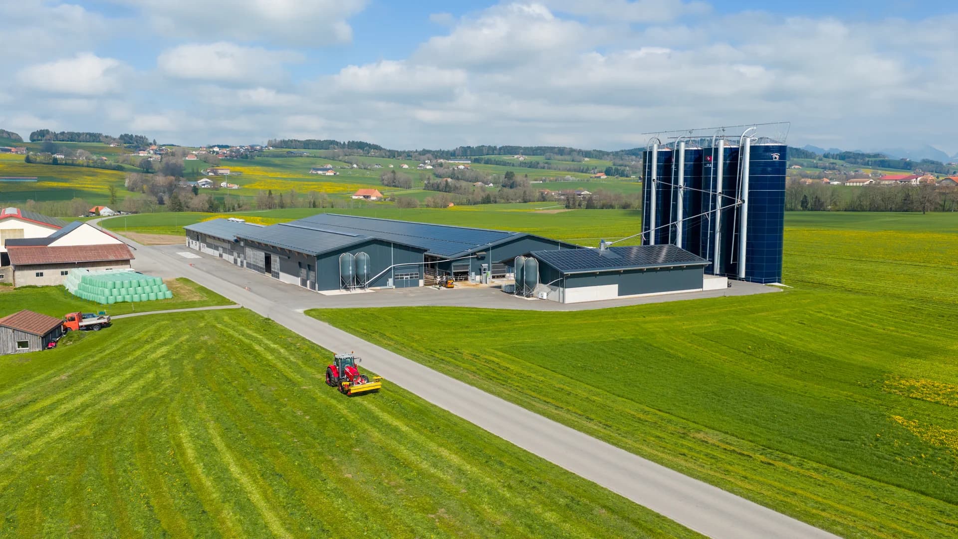 La ferme moderne avec silos et tracteur, vue drone