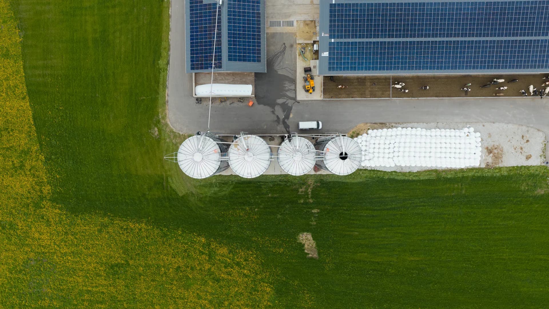 Vue drone zénithale sur les silos et panneaux solaires