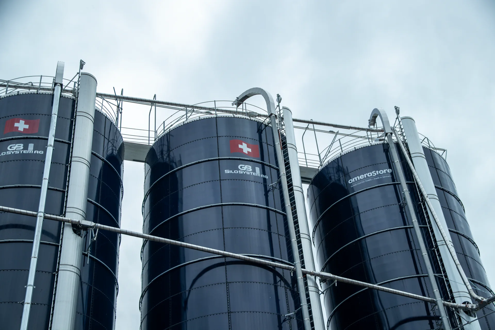Détail des silos GS SILOSYSTEM avec drapeaux suisses