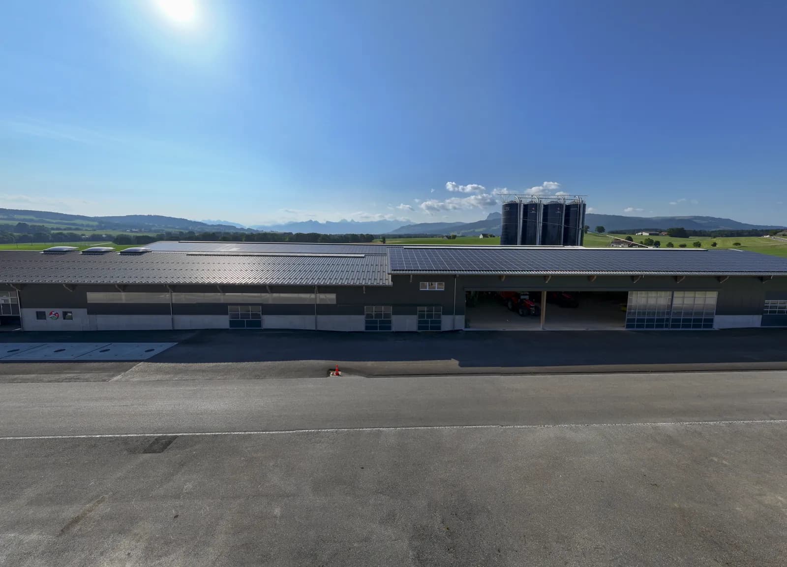 Les étables et installations vues de côté