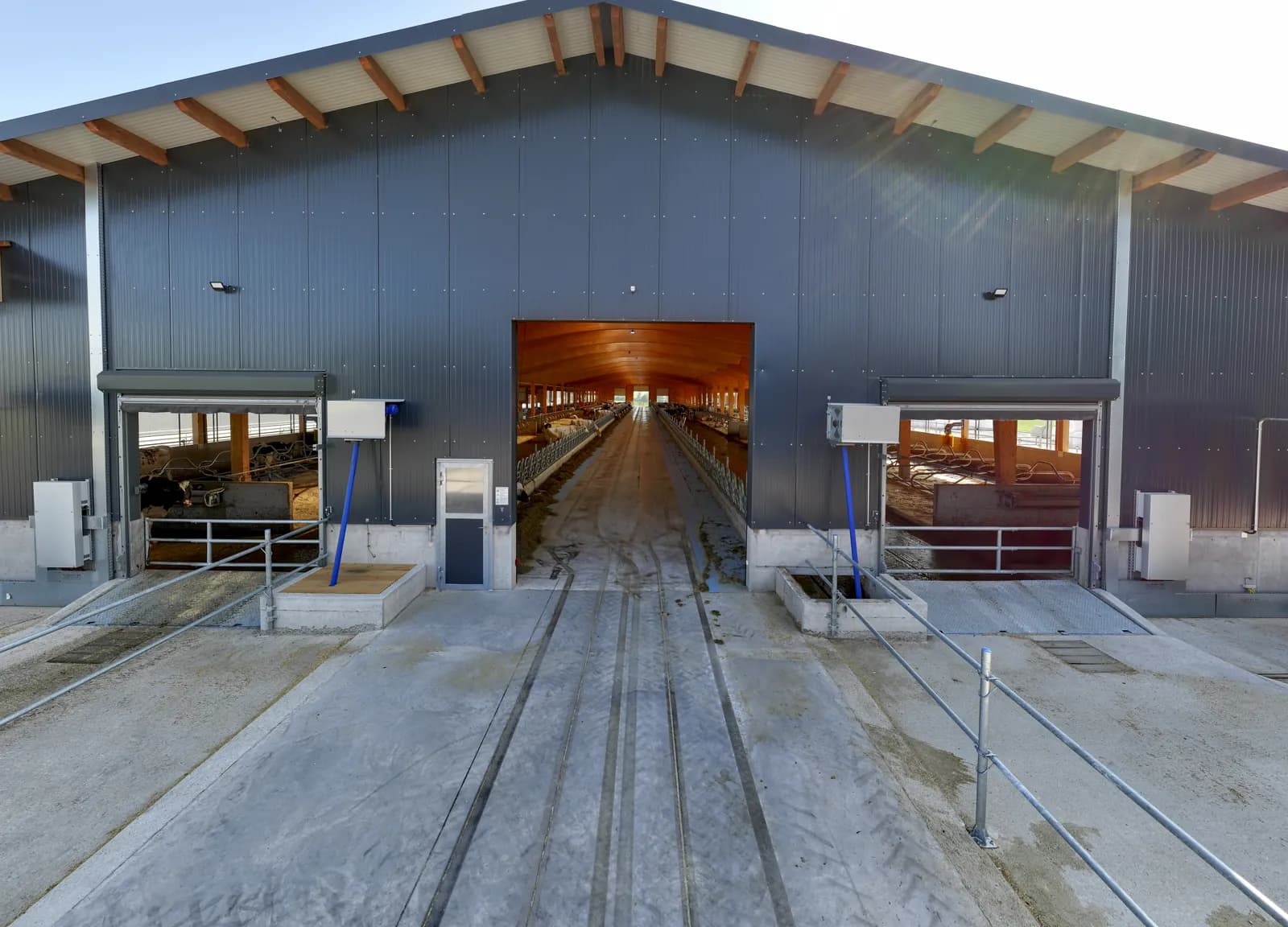 Entrée de la stabulation libre vue depuis l'extérieur