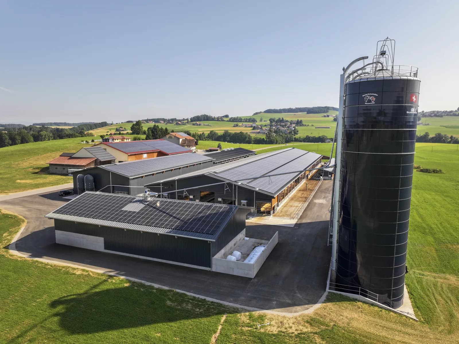 Vue aérienne de la ferme avec silo d'alimentation